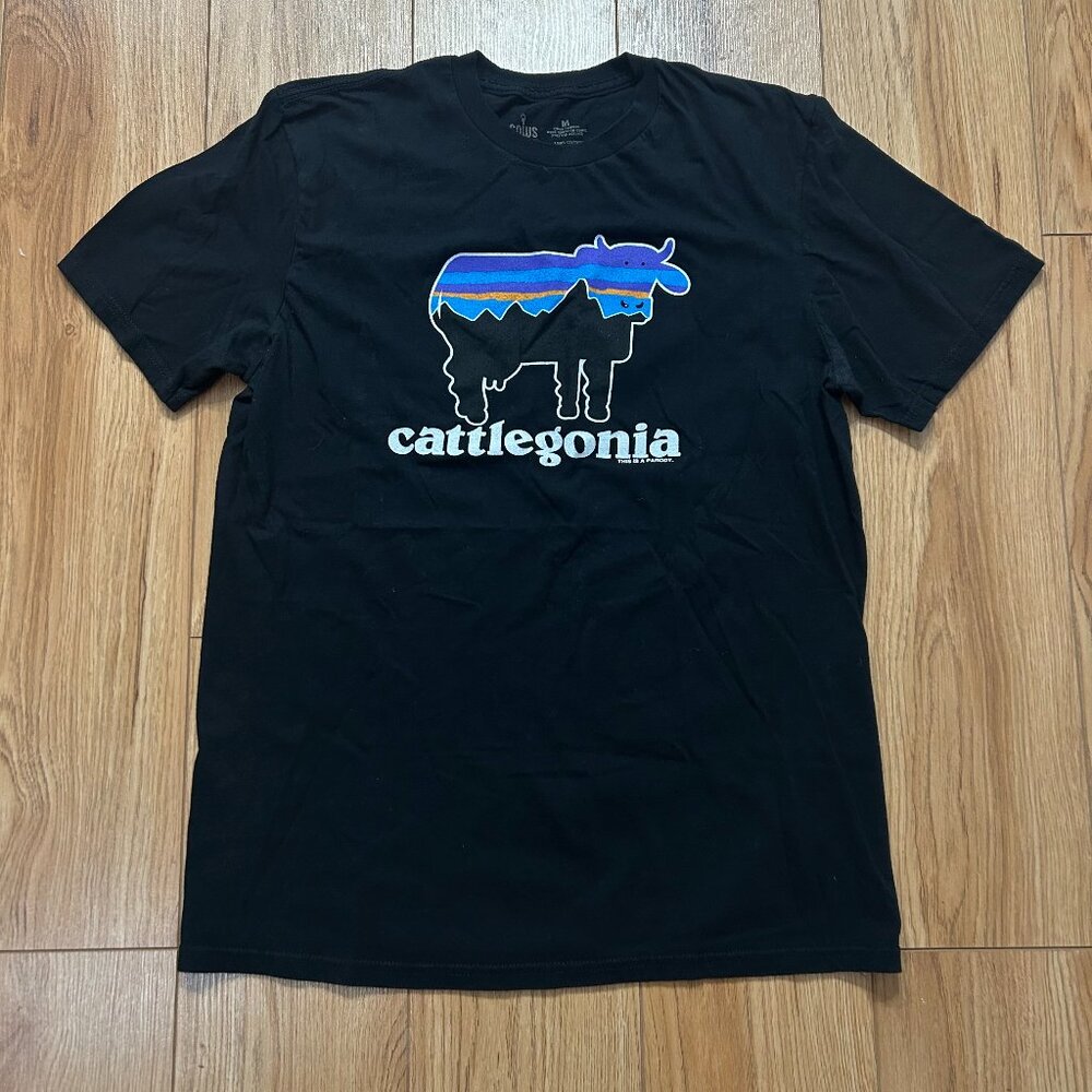 Cows "Cattlegonia" Parody Crewneck T-Shirt Size M Prince Edward Island PEI